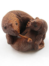 Load image into Gallery viewer, Chameleon Mom and Baby Boxwood Netsuke Bead