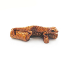 Load image into Gallery viewer, Lizard on Branch Netsuke Bead