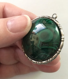 Malachite pendant with Bull's Eye in round silver plated frame - vintage piece